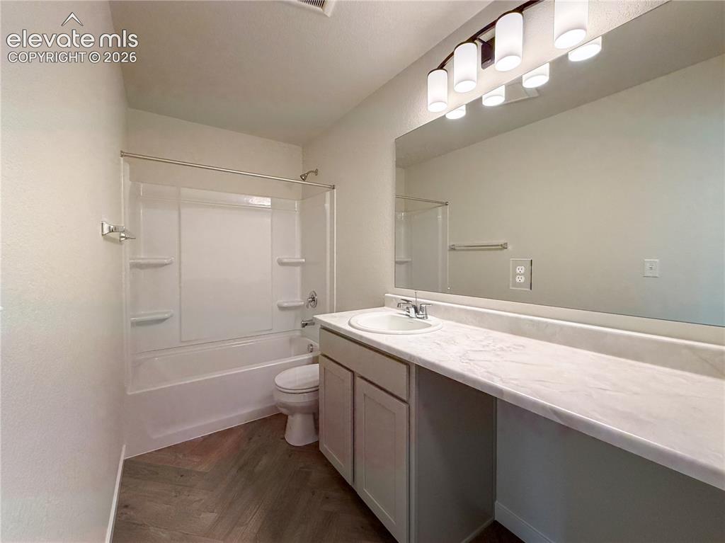 Image 32 of 37: Bathroom
