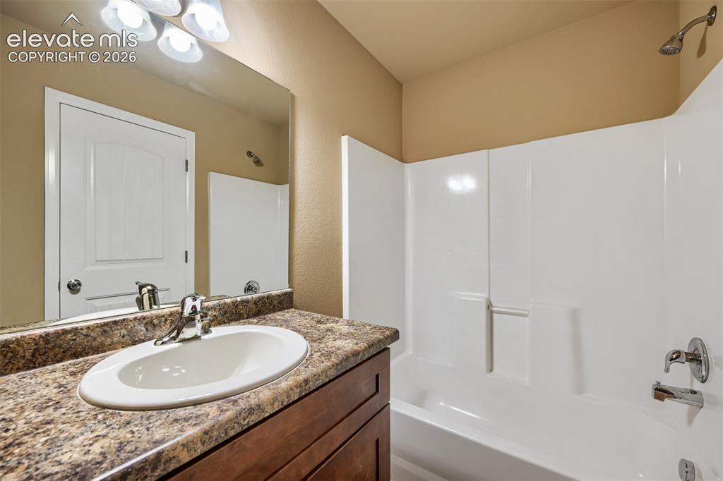 Image 22 of 25: Bathroom