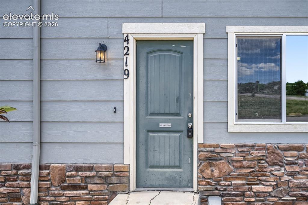 Image 3 of 25: Exterior entry