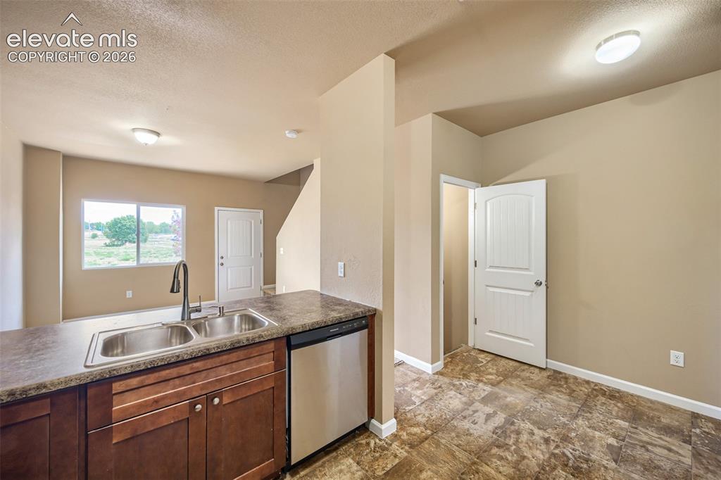 Image 7 of 25: Kitchen