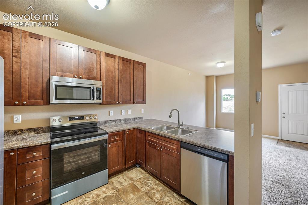 Image 8 of 25: Kitchen
