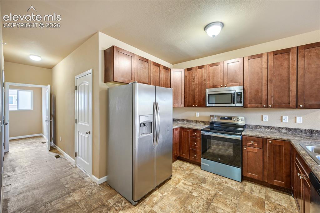 Image 9 of 25: Kitchen