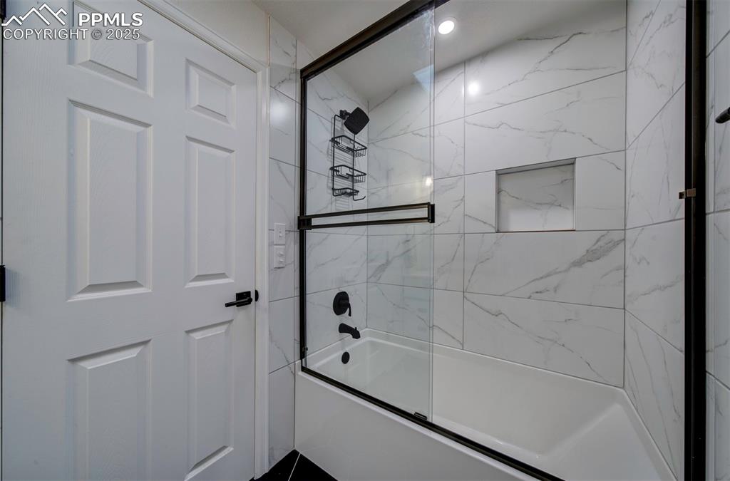 Image 15 of 30: Bathroom with combined bath / shower with glass door