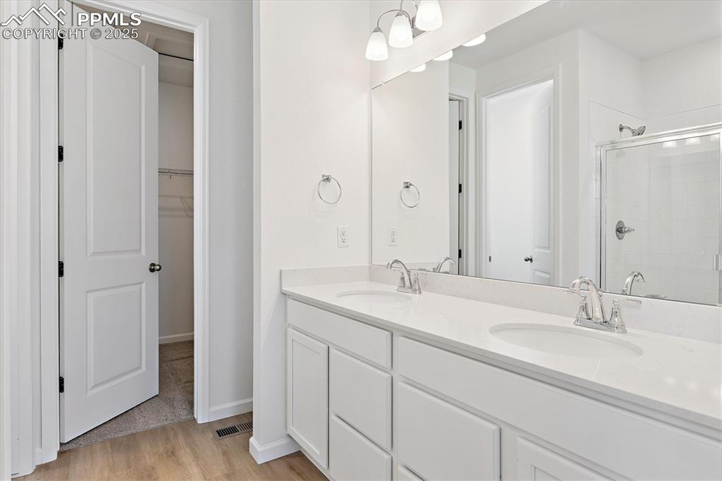 Image 16 of 21: Bathroom