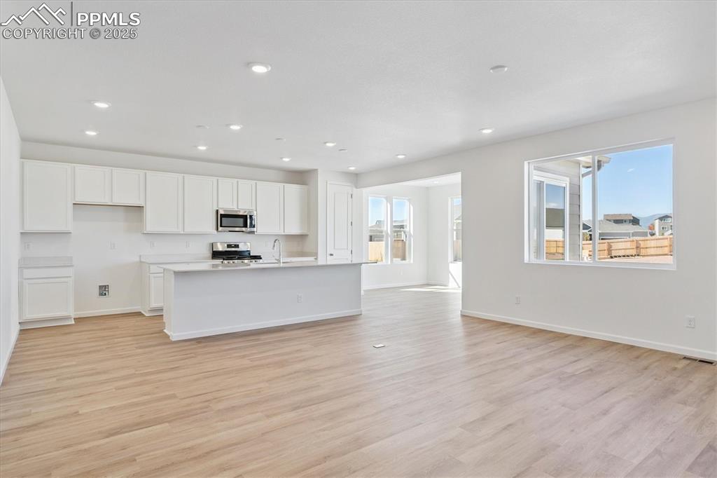 Image 7 of 21: Kitchen