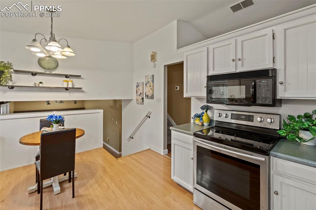 Image 15 of 49: Kitchen