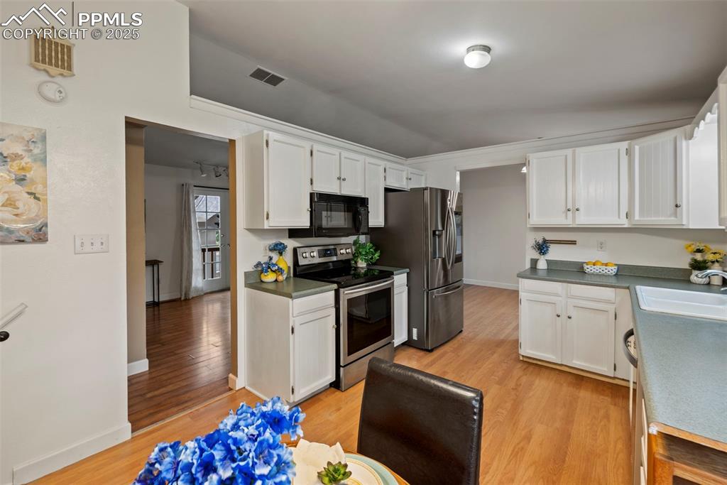 Image 16 of 49: Kitchen