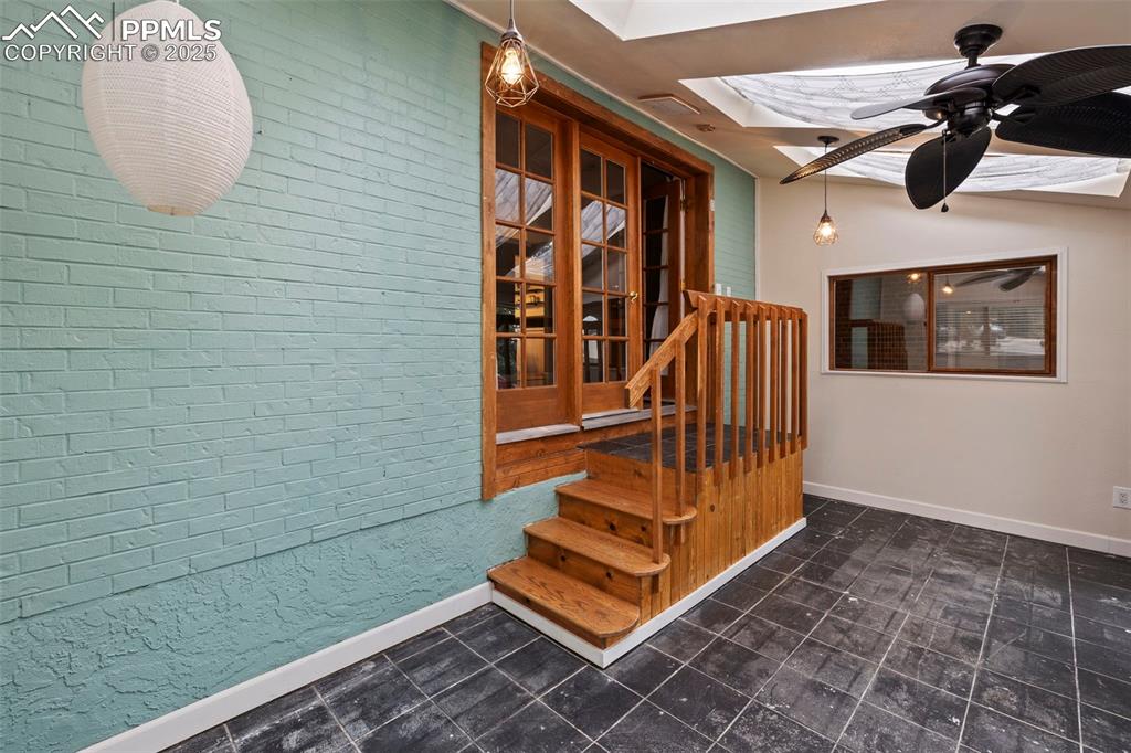 Image 18 of 49: Sunroom