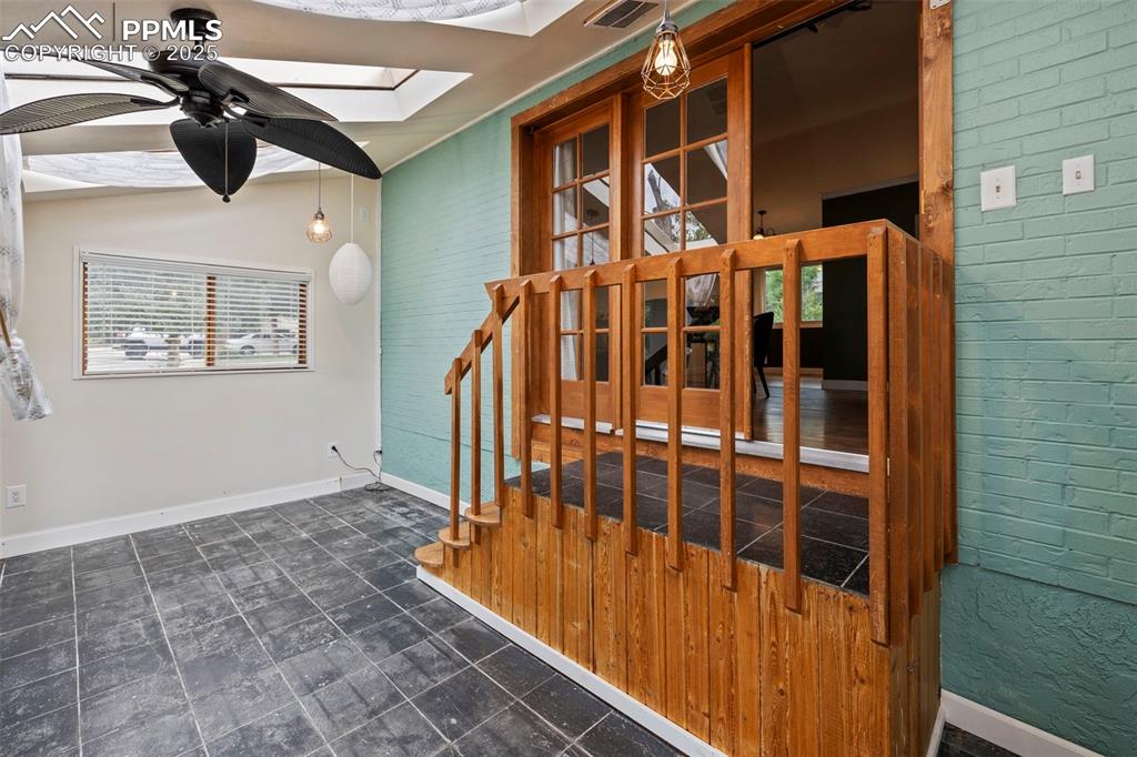 Image 19 of 49: Sunroom
