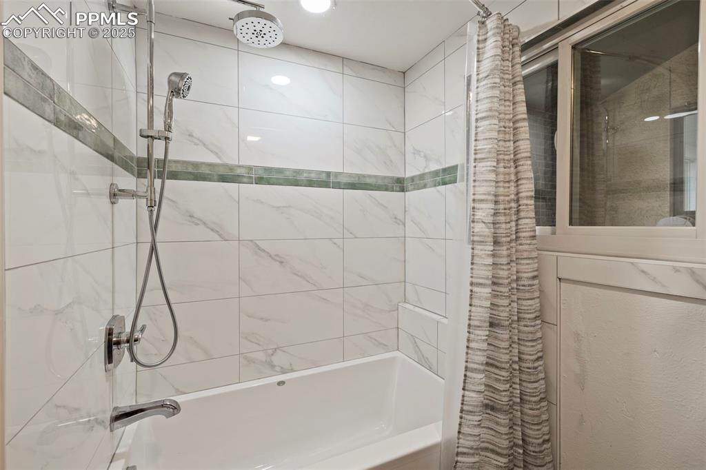 Image 33 of 49: Bathroom