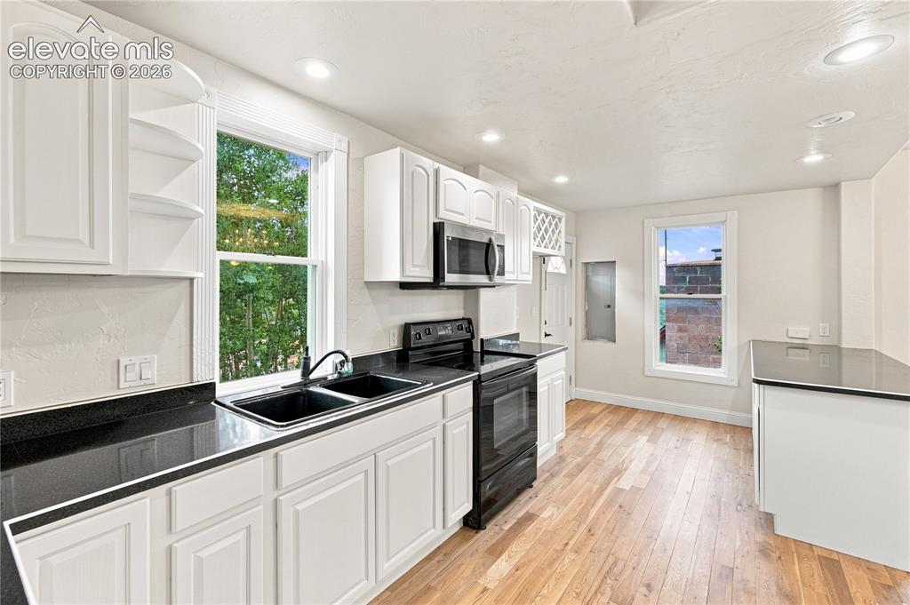 Image 14 of 43: Kitchen