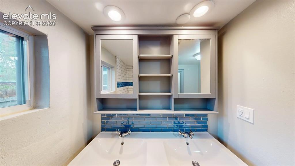 Image 23 of 49: Bathroom