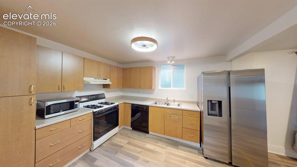 Image 26 of 49: Kitchen