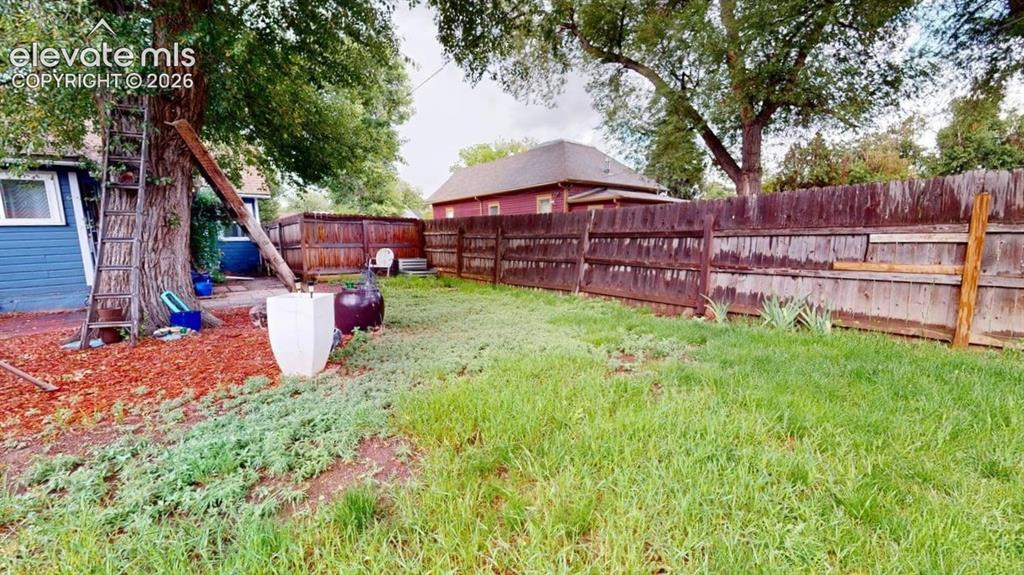 Image 40 of 49: Yard