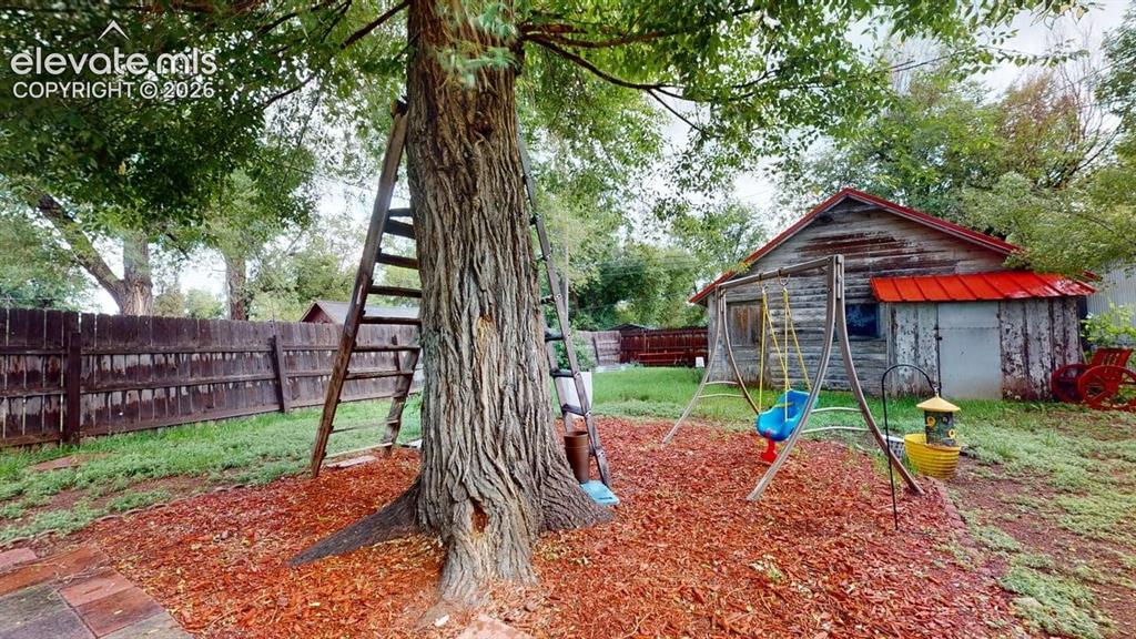 Image 41 of 49: Yard