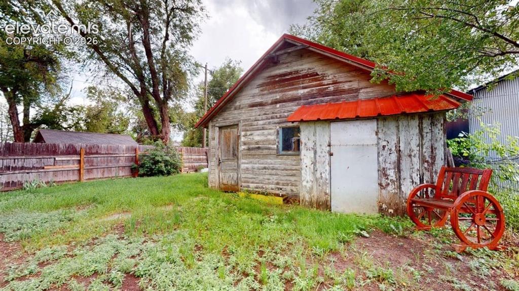 Image 42 of 49: Garage
