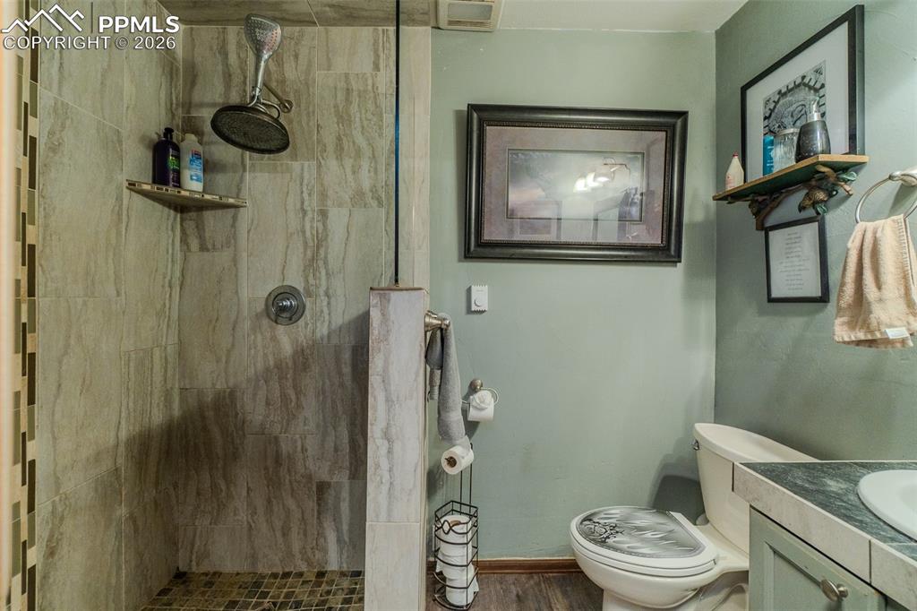 Image 12 of 25: Bathroom