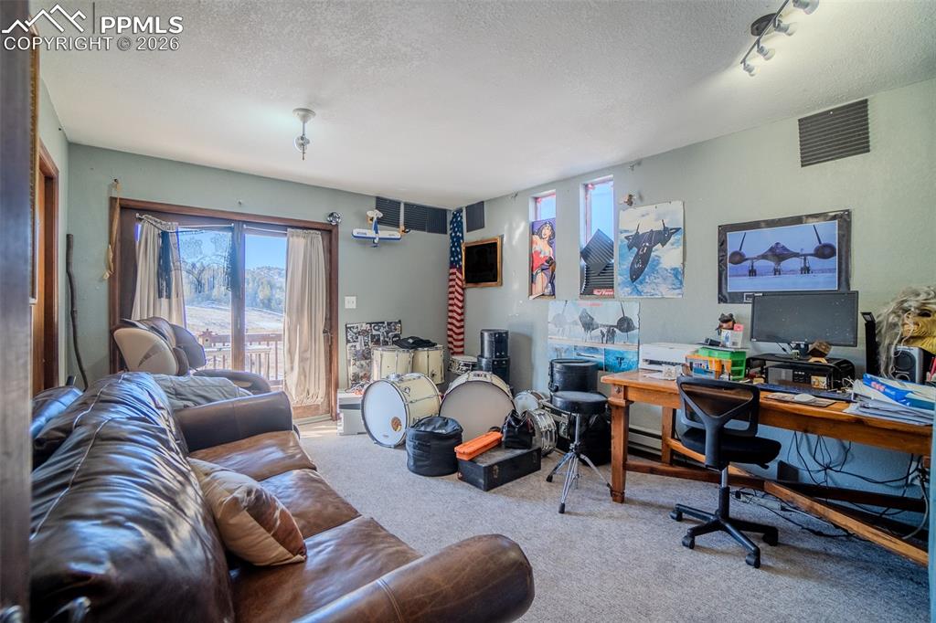 Image 16 of 25: Bedroom