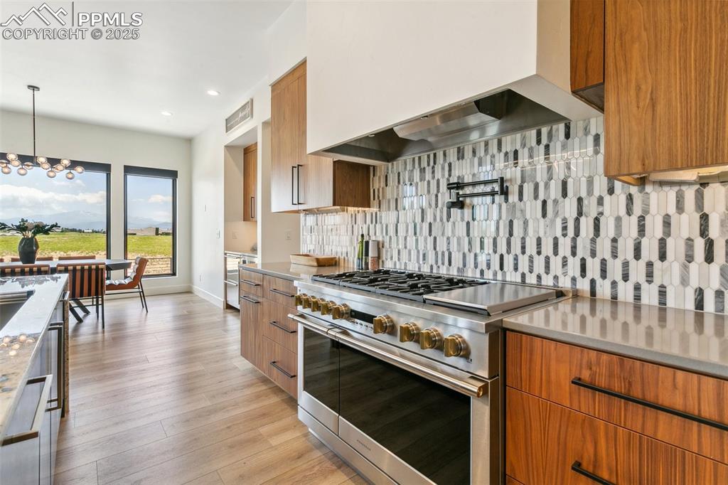 Image 19 of 50: Large gas range with double ovens