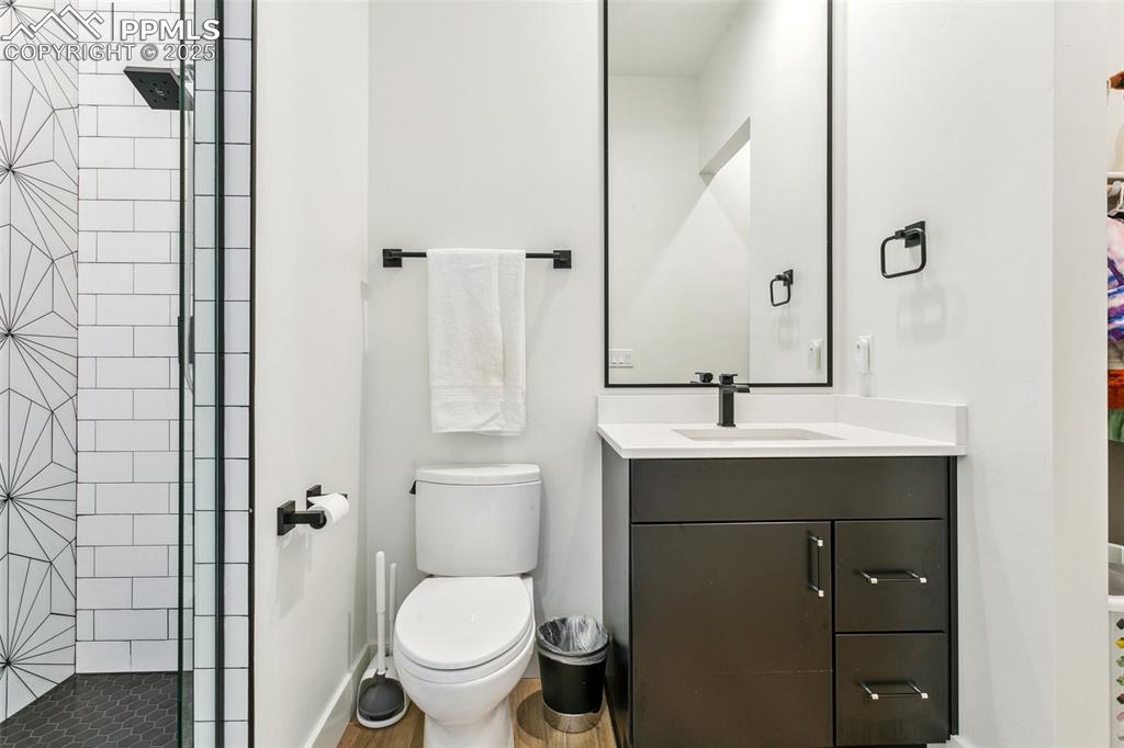 Image 31 of 50: En suite on main for 2nd bedroom