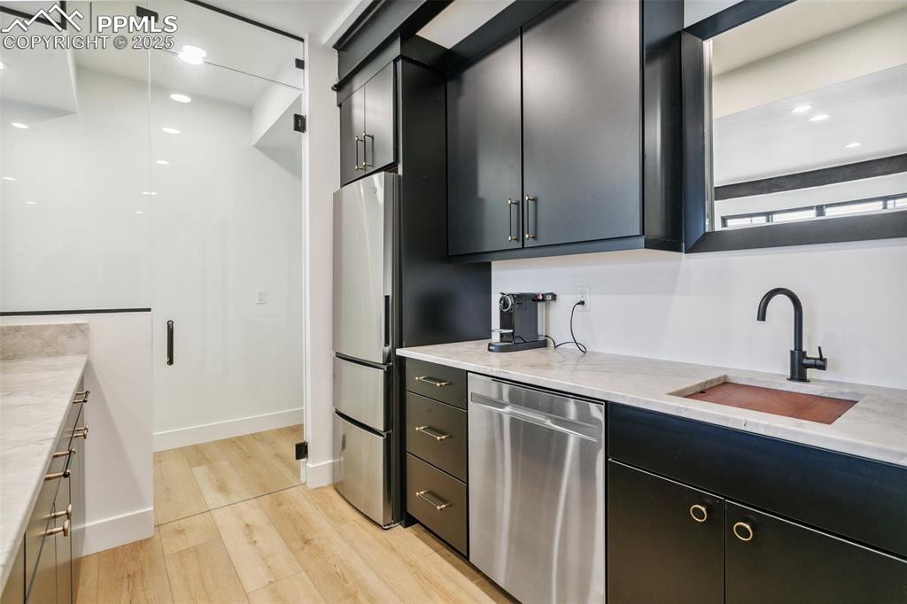 Image 35 of 50: Wet bar with glassed in area; add cooling or humidity as needed  to use you