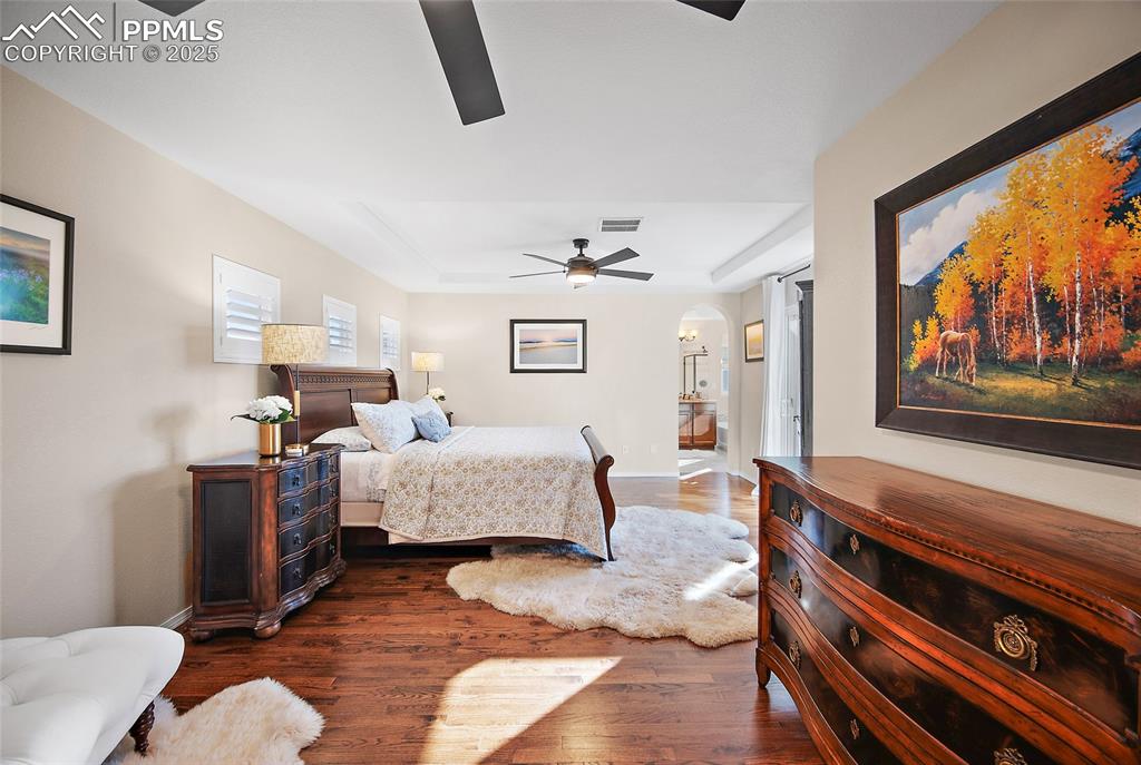 Image 22 of 45: Bedroom