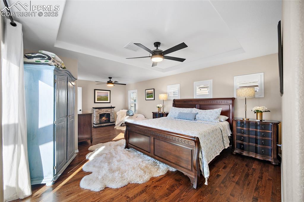 Image 23 of 45: Bedroom