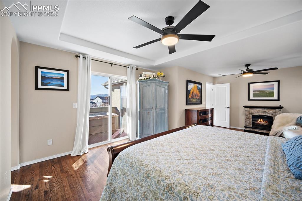 Image 24 of 45: Bedroom