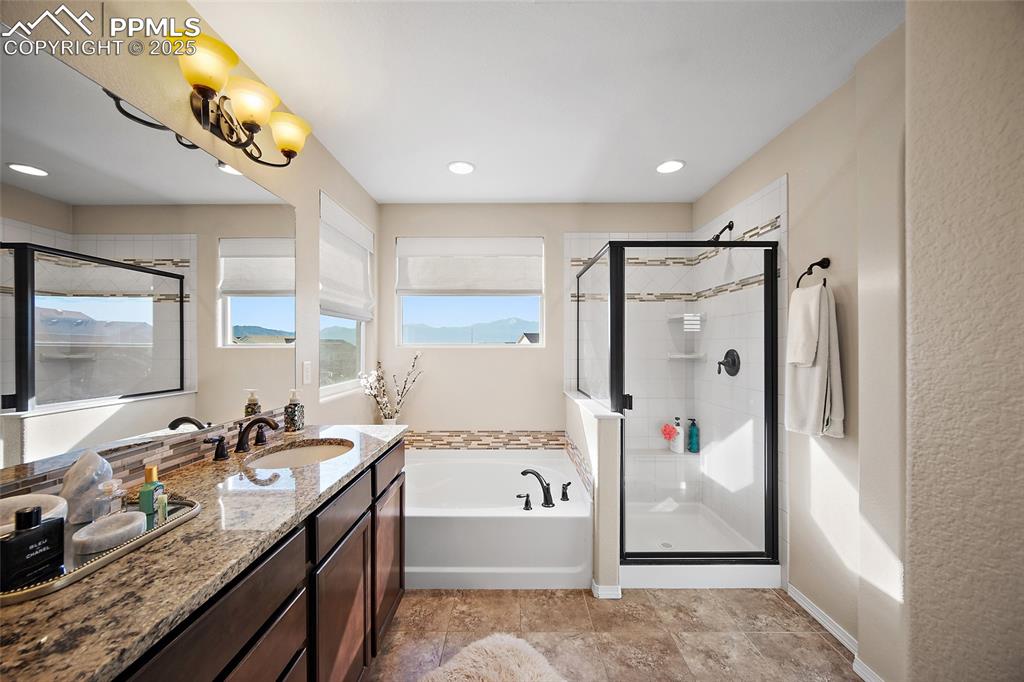 Image 26 of 45: Bathroom