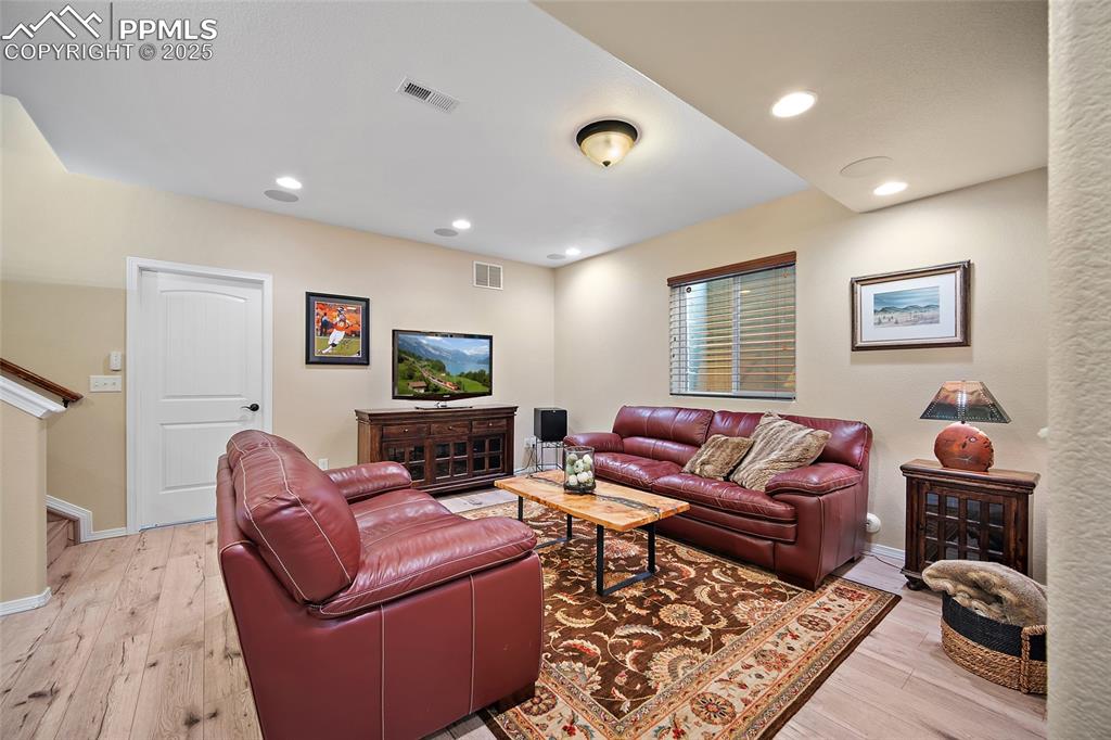 Image 28 of 45: Living Room