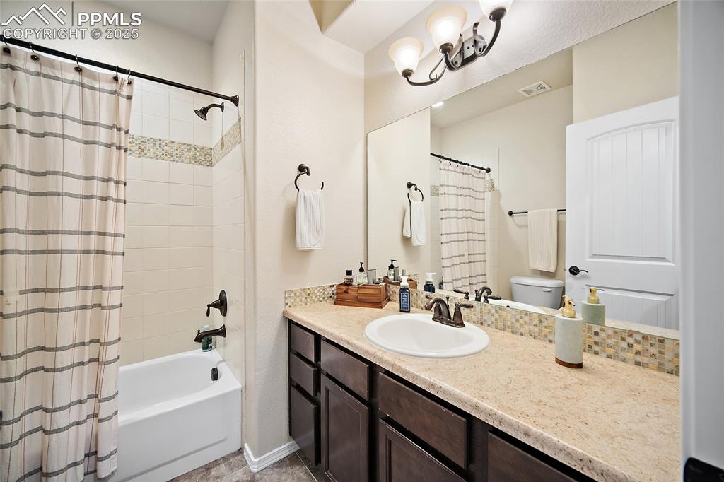 Image 31 of 45: Bathroom