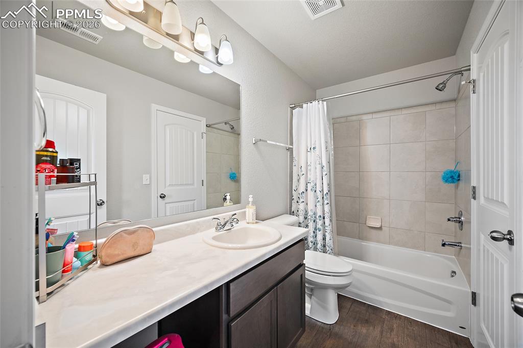 Image 24 of 41: Bathroom