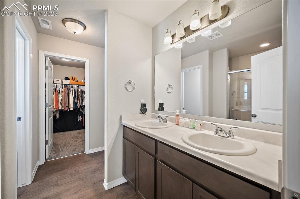 Image 30 of 41: Bathroom