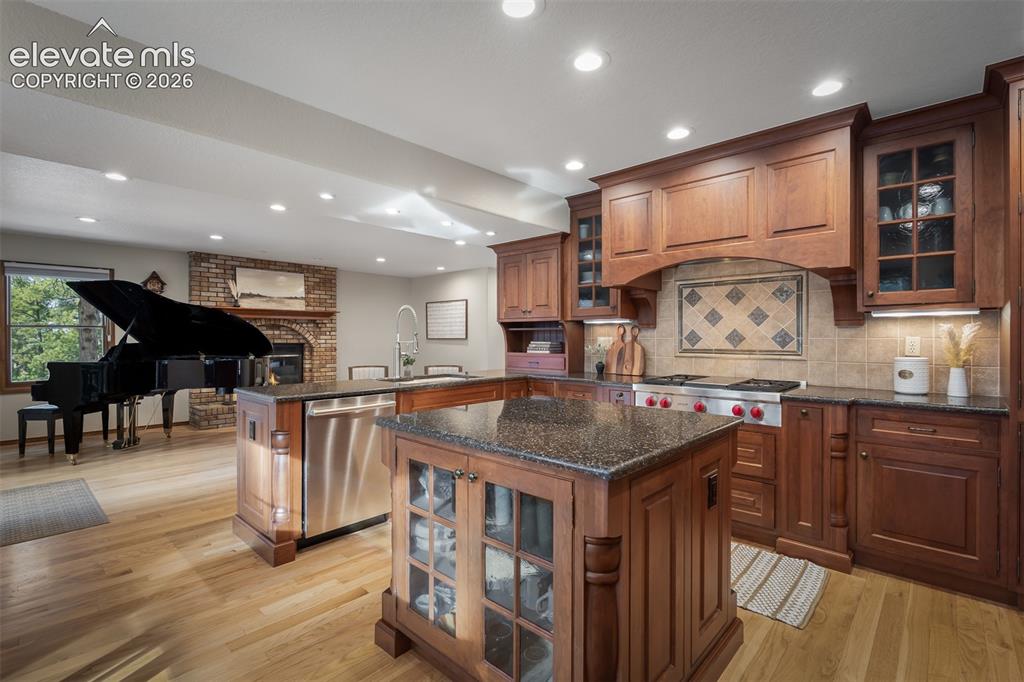Image 15 of 45: Kitchen