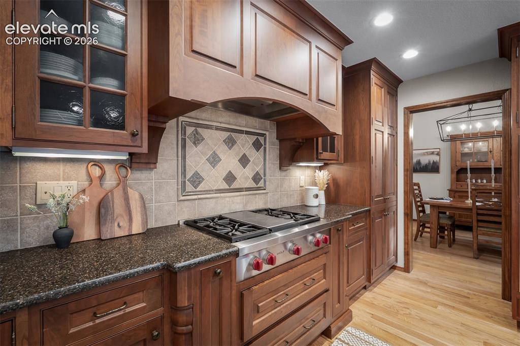 Image 18 of 45: Kitchen