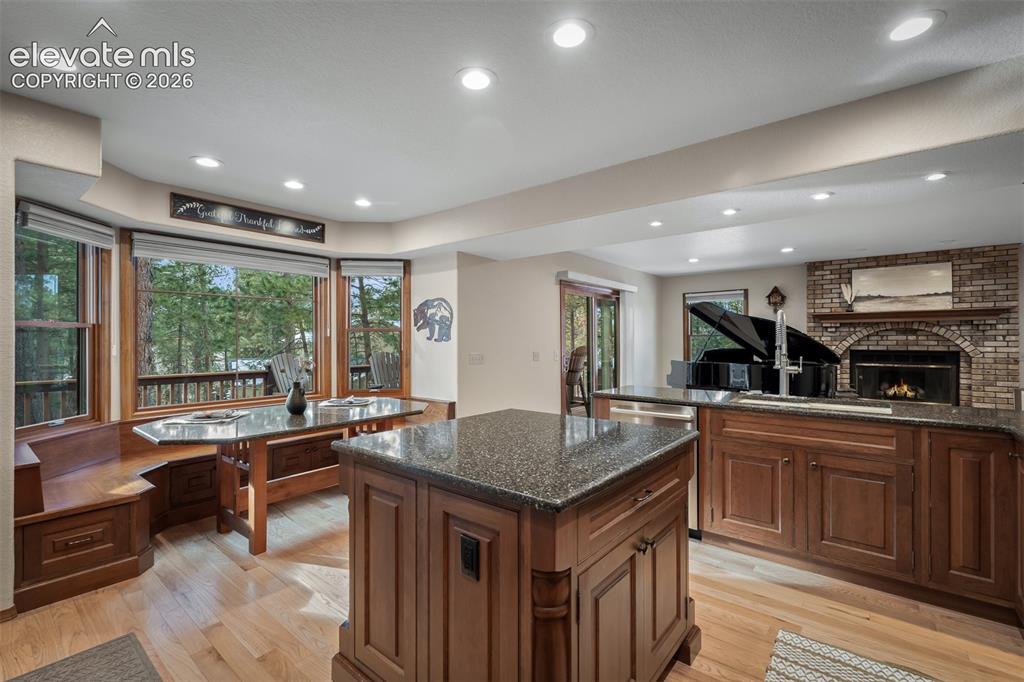 Image 19 of 45: Kitchen