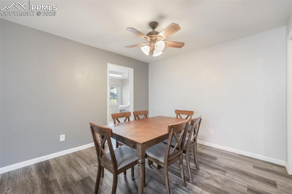 Image 11 of 50: Dining Area