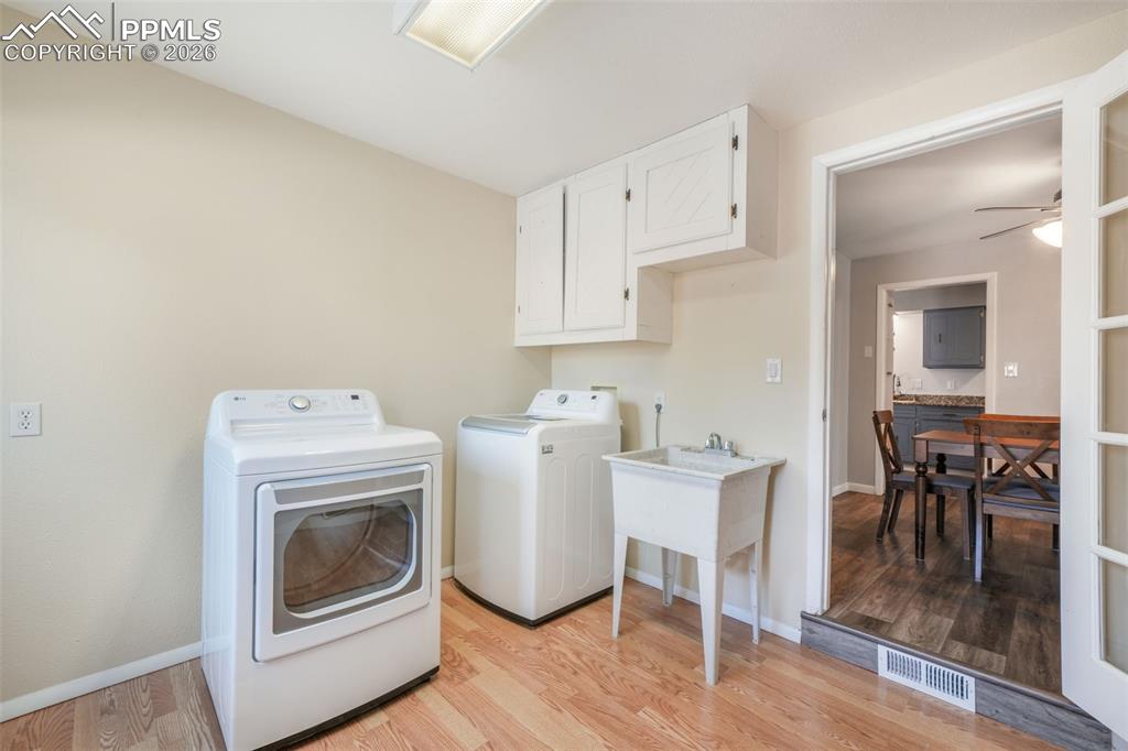 Image 17 of 50: Laundry