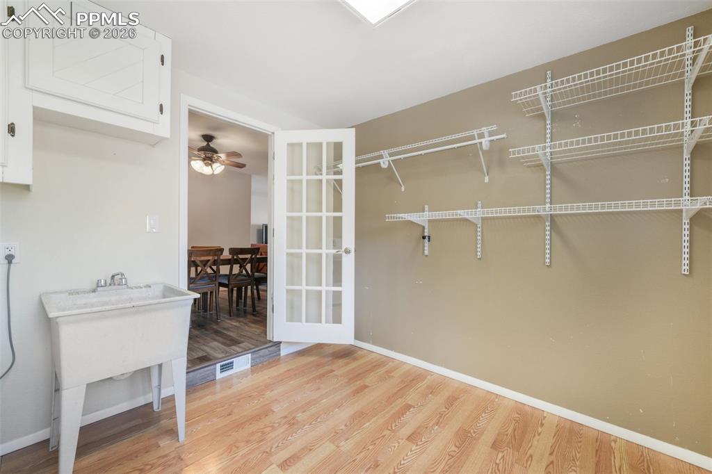 Image 18 of 50: Laundry