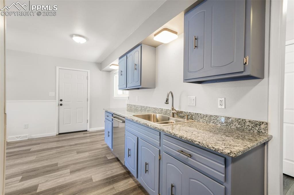 Image 19 of 50: Kitchen