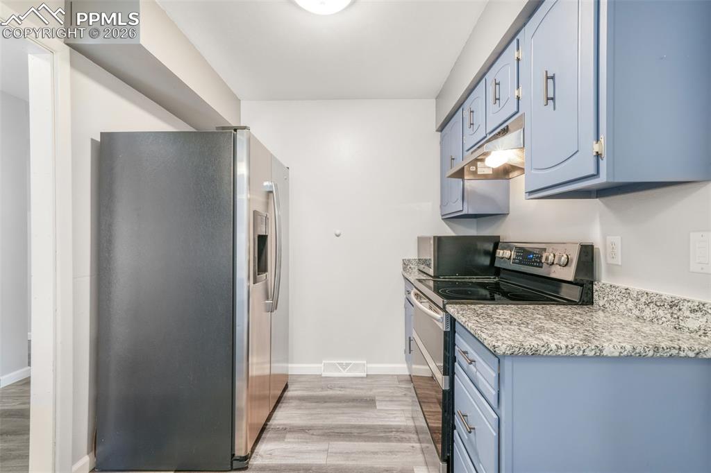 Image 20 of 50: Kitchen