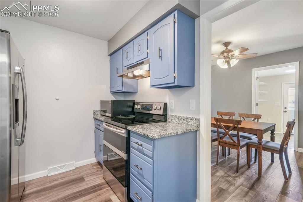 Image 21 of 50: Kitchen