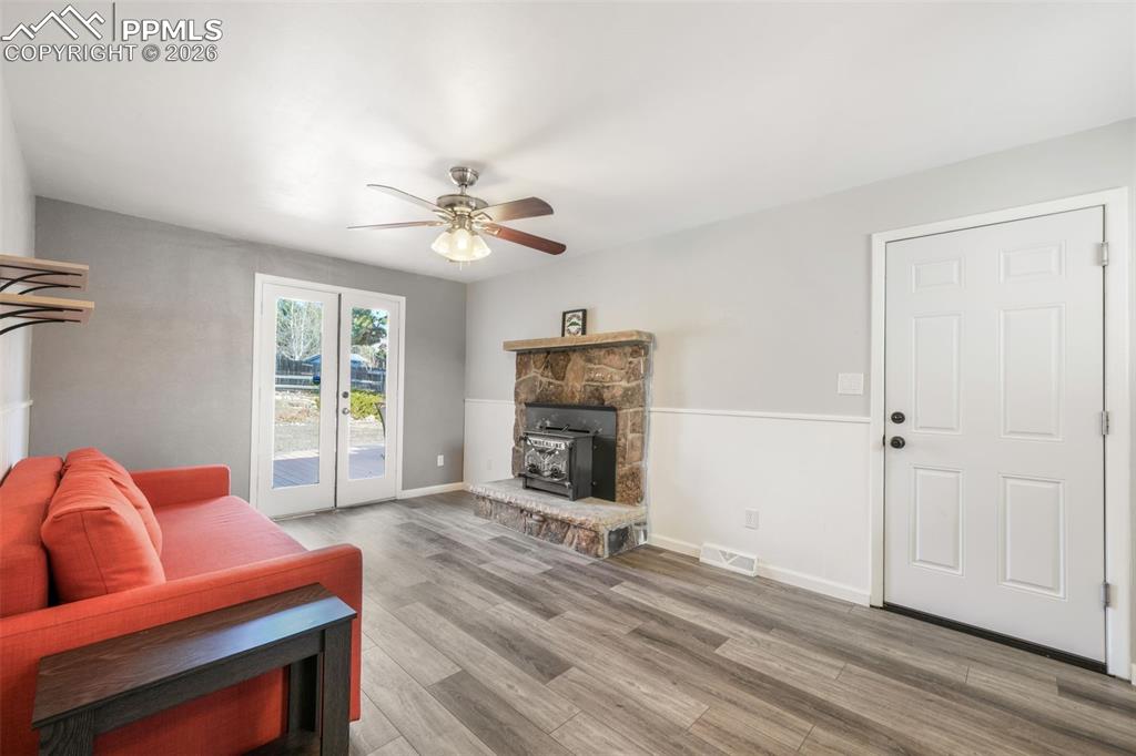 Image 23 of 50: Living Room