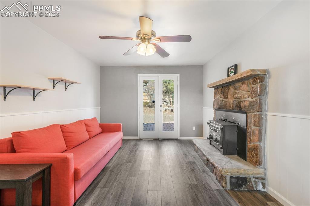 Image 24 of 50: Living Room