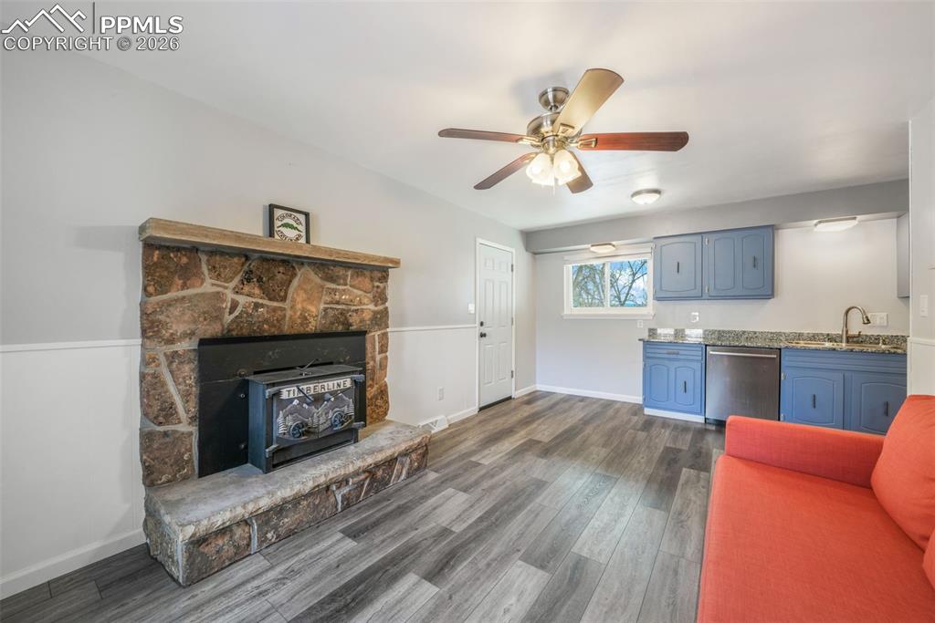 Image 25 of 50: Living Room