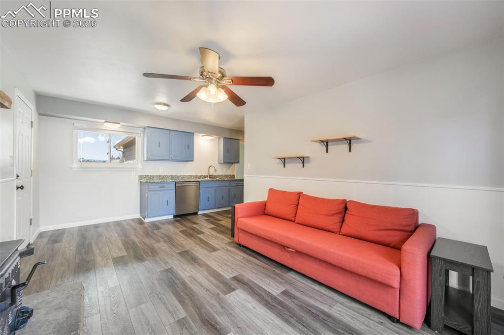 Image 26 of 50: Living Room