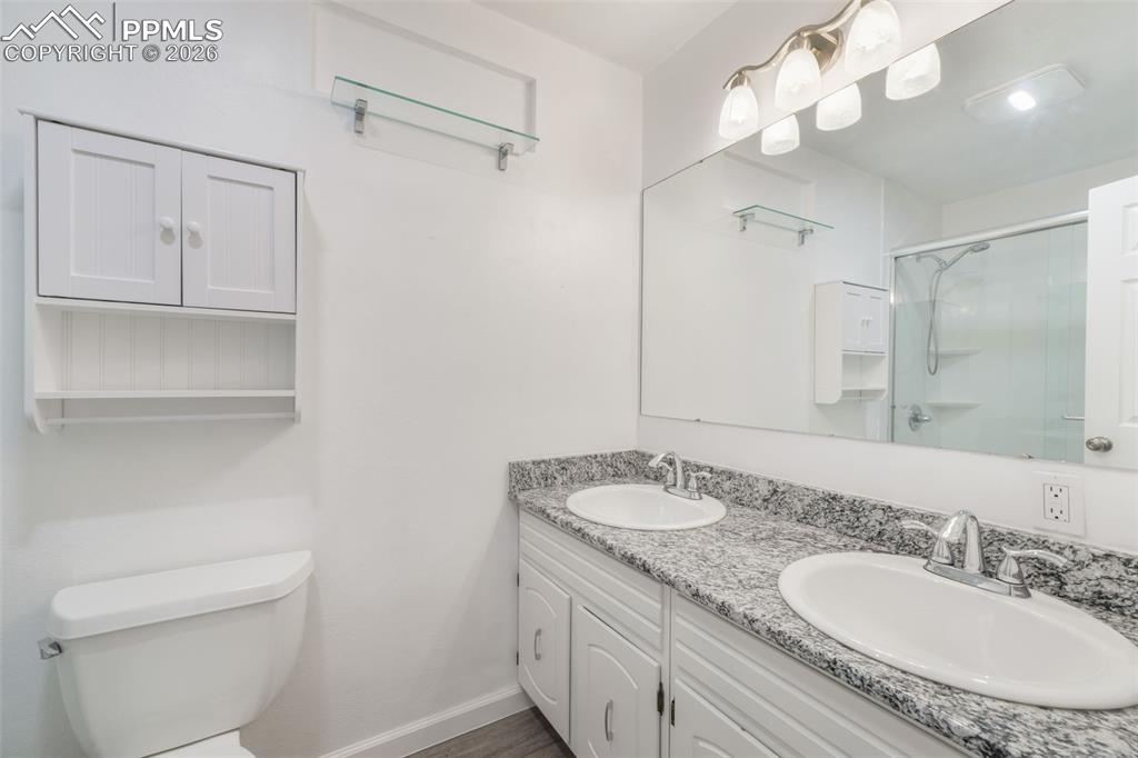 Image 29 of 50: Bathroom