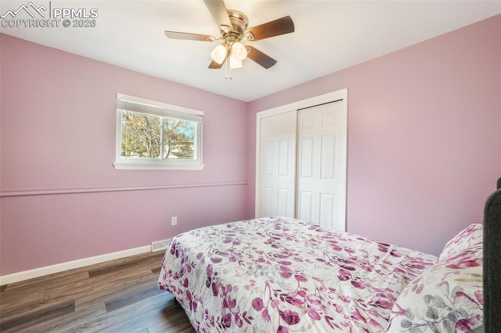 Image 30 of 50: Bedroom