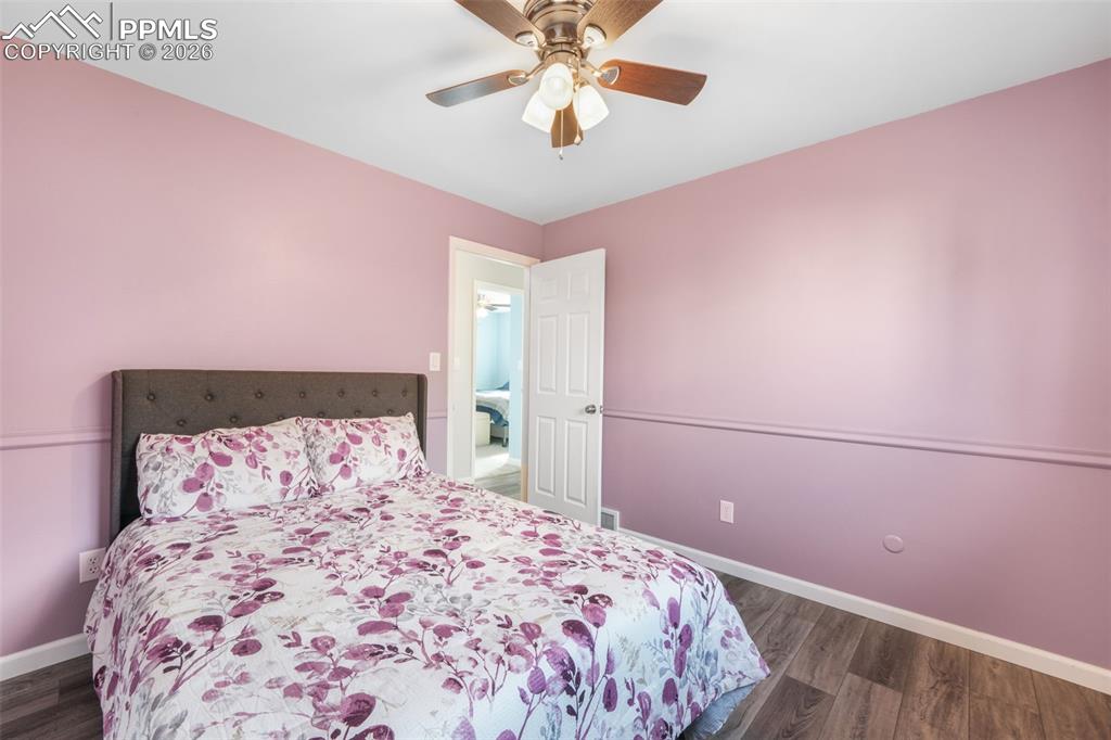 Image 32 of 50: Bedroom