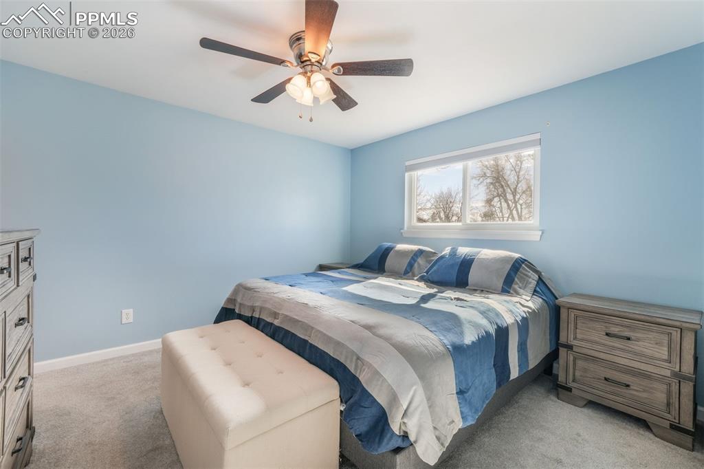 Image 33 of 50: Bedroom